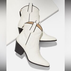 JustFab Sydney Western  White Textured Ankle Boot Sz 8